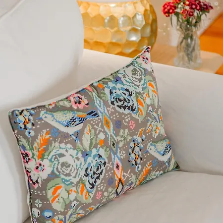 아파트 Spacious, Bright And Sunny Apartment, By Timecooler *