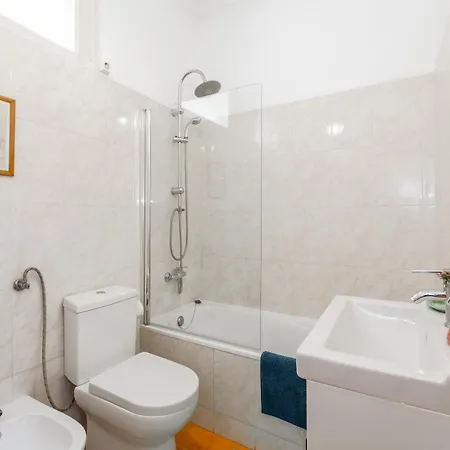 아파트 Spacious, Bright And Sunny Apartment, By Timecooler 리스본