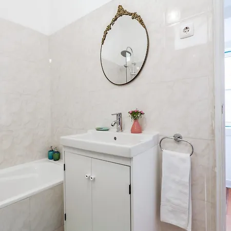 Daire Spacious, Bright And Sunny Apartment, By Timecooler Lisboa